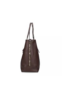 Borsa a spalla in pelle marrone con una forma affusolata, caratterizzata da un accento centrale a motivo e due manici per le spalle. Texture liscia con hardware minimale.