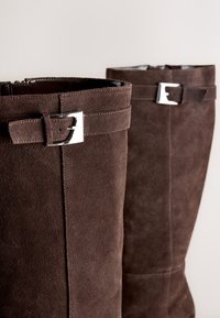 Next REGULAR FIT - FOREVER COMFORT BUCKLE TOE  - Bottes - chocolate brown suede