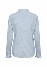 Világoskék csíkos ing hosszú, fodros ujjal, klasszikus gallérral és hátsó válltöméssel. Simaszerű anyagtextúra.