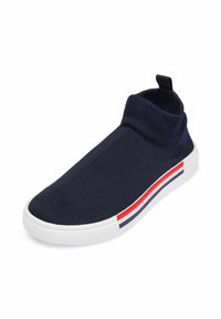Niebieskie, dziane sneakersy typu slip-on z białą gumową podeszwą i czerwono-biało-niebieskimi paskami po bokach; wysoka konstrukcja kołnierza.