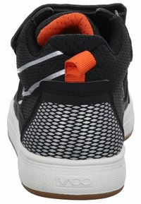 Zapatilla deportiva negra con parte superior de malla transpirable, acento naranja en el talón, rayas reflectantes y suela de goma blanca.