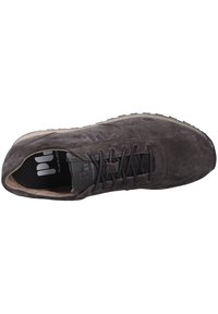 Sneaker in suede grigio scuro con superficie testurizzata, lacci neri piatti e linguetta imbottita, dotato di suola in gomma con scanalature per la trazione.