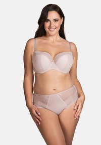Beige onderbroeksbeha met kantaccenten en een textuurontwerp, gecombineerd met bijpassende hoge taille slipjes met kant en een gladde afwerking.