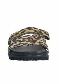 Luipaardprint slip-on sandalen met twee brede banden, zwarte voetbed en een platte zool. Het materiaal lijkt zacht met een gestructureerde afwerking.