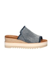 Denim instappers op een wig met een gestructureerde blauwe stof bovenstuk, rafelige randen en een natuurlijk touwgewikkelde platformzool. Rubberen antislip buitenzool.