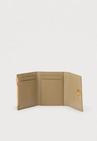 Μπεζ δερμάτινο πορτοφόλι με υφή στην επιφάνεια, που διαθέτει πολλές θήκες για κάρτες και φερμουάρ σε χρυσή απόχρωση. Ανοίγει για να αποκαλύψει έναν απλό εσωτερικό σχεδιασμό.