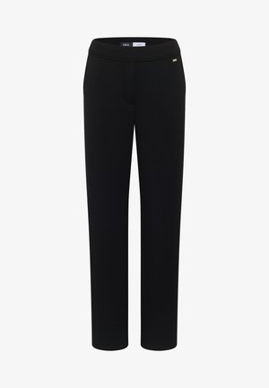 Zwarte broek met rechte pijpen en elastische tailleband, zonder zichtbare zakken en met een klein merklabel aan de rechterheup.