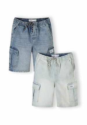 Dwie pary chłopięcych szortów dżinsowych typu cargo z elastycznymi paskami w talii i sznurkami do regulacji, jedna w jasnoniebieskim, druga w szarym odcieniu.