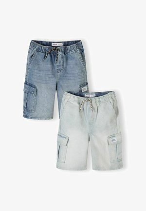 Két pár fiú gyerek farmer cargo rövidnadrág, gumírozott derékrésszel és húzózsinórokkal, az egyik világoskék, a másik szürke mosott színben.