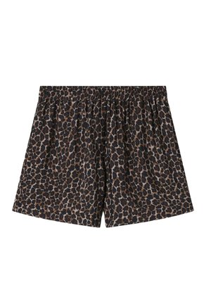 Shorts à coupe ample avec motif léopard noir et marron et taille élastique sur fond blanc.