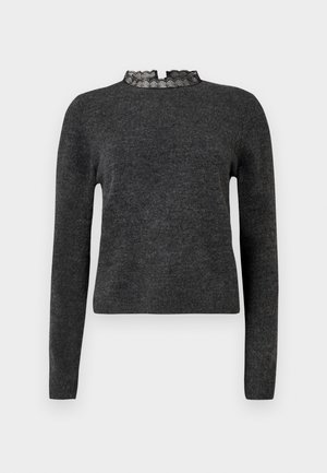 Suéter gris oscuro con mangas largas, textura acanalada y un cuello decorado con encaje. La tela parece suave y ligera, ideal para superponer.