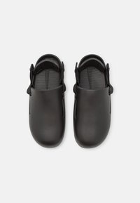 Svarte tresko med en glatt, skinnende finish. Har åpen bak, ventilerte sider og teksturerte innleggssåler for godt grep. Enkelt, flatt design.
