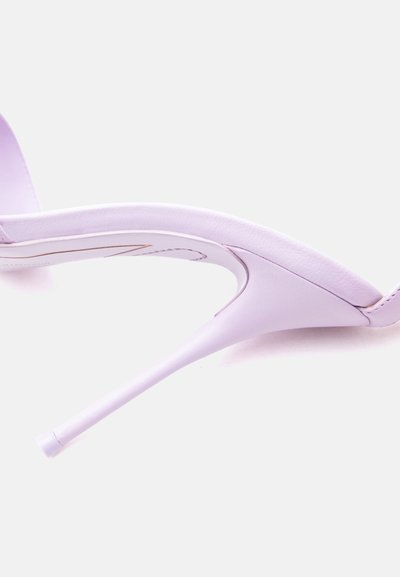 Μωβ στιλέτο τακούνι με λεπτό, καμπυλωτό σχέδιο και λεία επιφάνεια από δέρμα πάνω σε απλό λευκό φόντο.