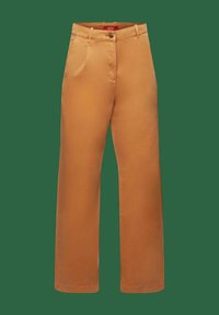 Pantalon camel marron à jambes larges avec fermeture à boutons et glissière à l'avant, passants pour ceinture, plis avant et poches sur fond vert.