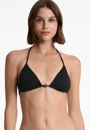 Top bikini nero a triangolo con tessuto testurizzato, caratterizzato da un dettaglio centrale a nodo e spalline sottili. Design semplice e minimali.