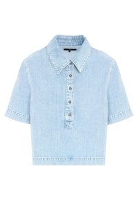 Afklippet denimskjorte i lyseblå, med korte ærmer, en spids krave og en knaplukning med metalliske knapper.