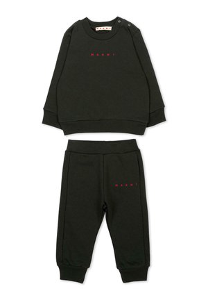 Czarny zestaw bluzy i spodni dla małego dziecka z czerwonym logo "Marni", ściągaczami i zatrzaskami na ramieniu bluzy.