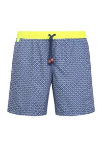 Shorts de bain à motifs bleus avec une taille élastique jaune, un cordon de serrage bleu marine et des accents contrastés, présentant un design géométrique.