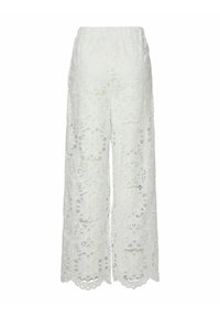 Pantaloni ampi bianchi in pizzo con motivo floreale, vita elasticizzata e orlo scallopato, caratterizzati da dettagli ritagliati intricati su tutta la superficie.