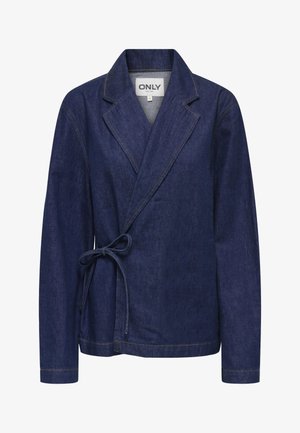Giacca di jeans blu scuro con colletto a scialle, design avvolgente, cintura in vita e cuciture gialle a contrasto. Maniche lunghe e vestibilità comoda.