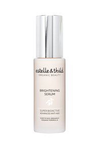 Lysende serum i en frostet lys beige flaske med sølvhette. Har svart tekst og bladgrafikk. Sertifisert organisk og vegansk formel.