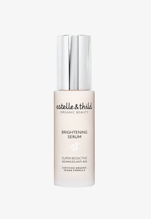 Lysende serum i en frostet lys beige flaske med sølvhette. Har svart tekst og bladgrafikk. Sertifisert organisk og vegansk formel.