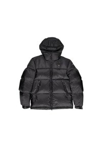 Giacca a vento nera con chiusura a zip, cappuccio e design imbottito. Presenta due tasche con zip e un accento testurizzato sul cappuccio.