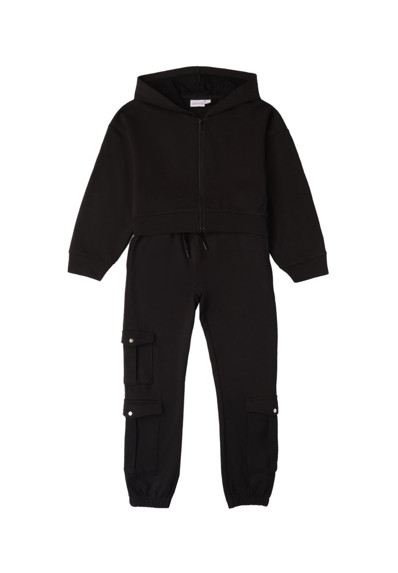 Sudadera corta negra con cremallera frontal y cordón; combinada con pantalones ajustados que tienen bolsillos de carga y puños elásticos.