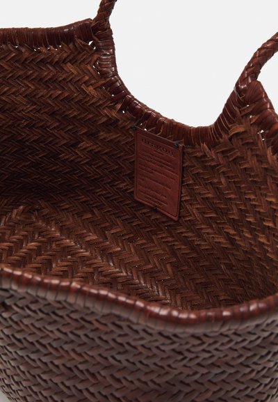 Borsa a tracolla intrecciata di colore marrone con superficie testurizzata e manici robusti. L'interno presenta un design pulito e un'etichetta in pelle fissata all'interno.