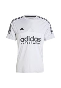 Camiseta deportiva blanca de Adidas con logo y rayas negras, mangas cortas, cuello redondo y textura de canalé vertical.