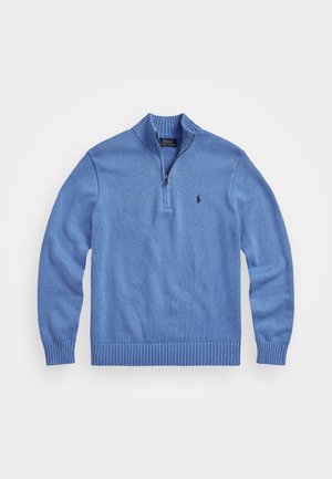 Pull en tricot bleu clair avec un col haut, une fermeture éclair quart, des poignets et un ourlet côtelés, featuring un petit logo sur la poitrine gauche.