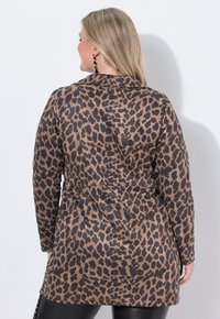 Lange Jacke mit Leopardenmuster, aus einem weichen Stoff, mit lockerer Passform und einem leichten Glanz. Das Design hat einen Reverskragen und Rückennähte.