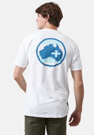Camiseta blanca de algodón con un gráfico circular de Australia en azul y azul claro y una cruz en el centro, mangas cortas, cuello redondo.