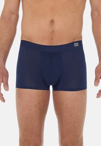 Navyblaue Herren-Boxershorts aus atmungsaktivem Material, mit einem nahtlosen Bund und einer engen Passform. Minimalistisches Design ohne sichtbare Muster.