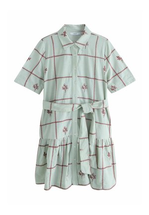 Hellgrünes Hemdblusenkleid mit kurzen Ärmeln, rotem gesticktem Raster- und Blumenmuster, durchgehender Knopfleiste, Taillenschärpe und gerafftem Saum.