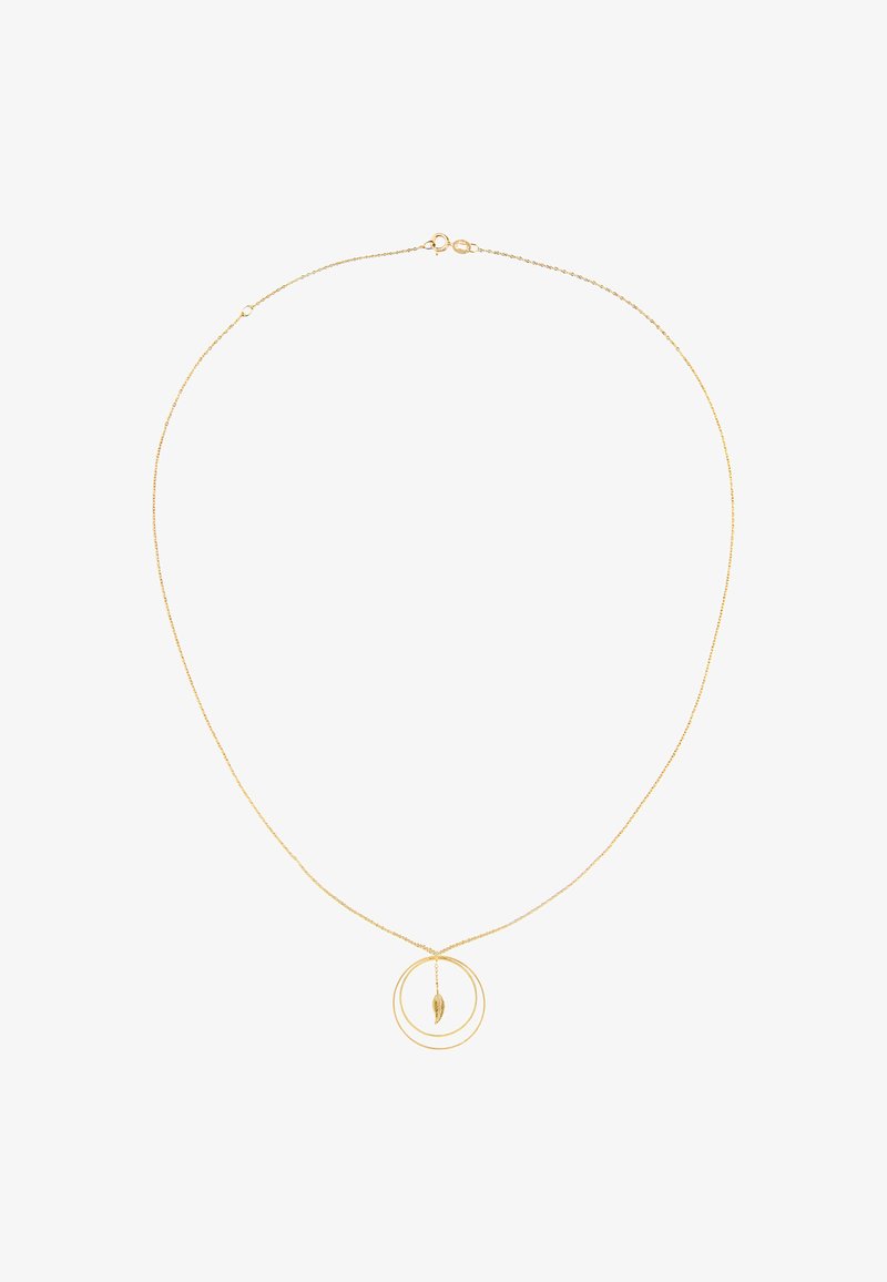 Collier en or avec une chaîne comprenant deux anneaux circulaires et un petit pendentif en forme de feuille. Texture lisse et design minimaliste.