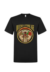 Camiseta negra con el texto "Queens of the Stone Age" encima de una cobra con capucha sosteniendo una rosa roja en la boca, dentro de un círculo amarillo.