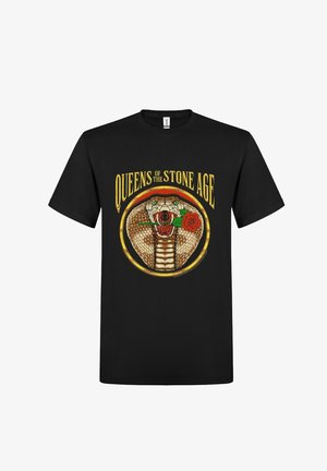 Camiseta negra con el texto "Queens of the Stone Age" encima de una cobra con capucha sosteniendo una rosa roja en la boca, dentro de un círculo amarillo.