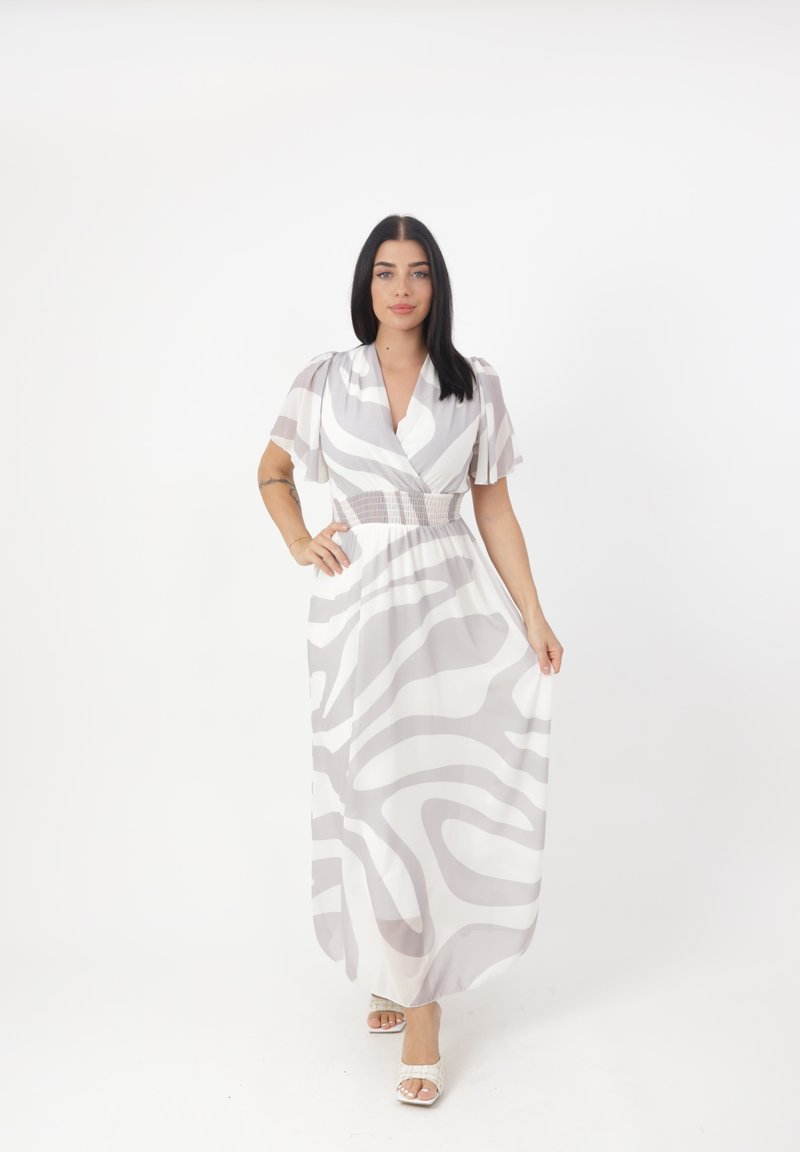 Robe maxi en tissu léger ; présente un motif abstrait gris et blanc, des manches courtes à volants et une taille élastique pour un ajustement parfait.