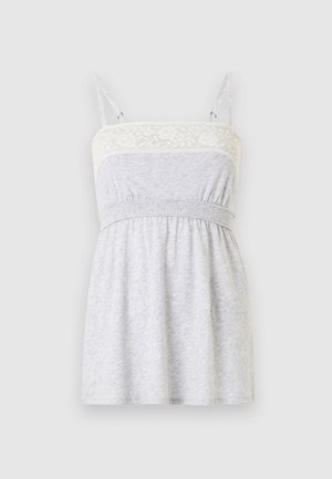 Robe grise claire sans manches avec encolure bordée de dentelle, fines bretelles réglables et taille froncée avec élastique.