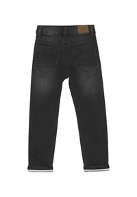 Jean en denim noir avec une coupe droite, design à cinq poches et coutures contrastées. L'ourlet est retroussé avec un motif à carreaux blanc et gris.