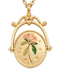 Gouden hangerketting met een ovale medaillon met een geschilderd bloemenontwerp, geaccentueerd met kleine sterren en omgeven door een kralenlijst.