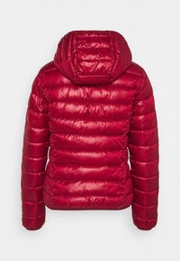 Giacca a vento rossa con una texture lucida e liscia. Presenta un cappuccio e un design trapuntato con strisce orizzontali. Il materiale appare leggero.
