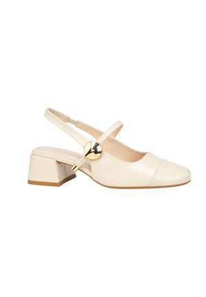 Kremowy damski but typu slingback na słupku, z zaokrąglonym noskiem, cienkim paskiem na górze oraz dużą, złotą, okrągłą klamrą po boku.