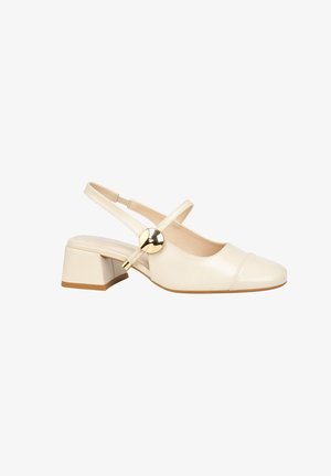Cremefarbener Damenslingback-Schuh mit Blockabsatz, abgerundeter Spitze, dünnem Riemen über dem Spann und großer goldener runder Schnalle an der Seite.