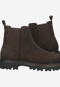 Brązowe zamszowe botki Chelsea z żebrowanymi elastycznymi panelami bocznymi, uchwytem do zakładania i solidną gumową podeszwą. Charakterystyczne przeszycia i detale tekstury.