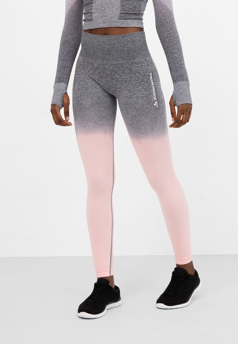 Sportiga leggings i gradient grått till rosa, gjorda av texturerad elastisk tyg. Har en hög midja och sidodetalj med logotyp.