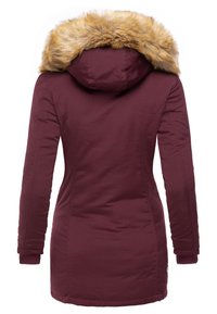 Bordo parka striukė su kailiniu pamušalu kapšine, prigludęs dizainas, ilgos rankovės ir elastingi riešai. Lygus tekstūra su subtiliomis siuvimo detalėmis.