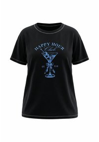 Schwarzes T-Shirt mit blauem Motiv eines Martinigläser, Oliven am Spieß und dem Text "HAPPY HOUR Club EST. PJ 03" auf der Vorderseite.