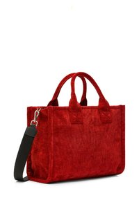 Borsa tote in tessuto rosso con due manici superiori e una tracolla nera rimovibile. Presenta una superficie testurizzata e una forma rettangolare.